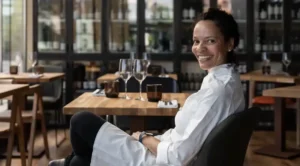 Chef Alessandra Montagne assume restaurante no Louvre