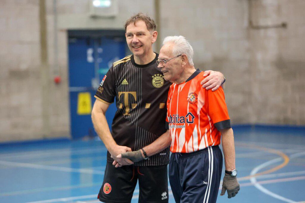 Aos 90 anos, Mike Fisher continua ativo no esporte. (Foto: Divulgação/SWNS)