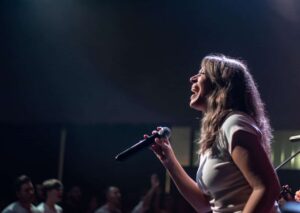 Homenagem ao Dia Internacional da Mulher diversidade musical no palco. (Foto: Franco Monsalvo/Pexels)