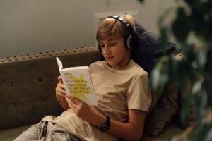 Livros impressos reconquistam espaço. (Foto: Antoni Shkraba/Pexels)
