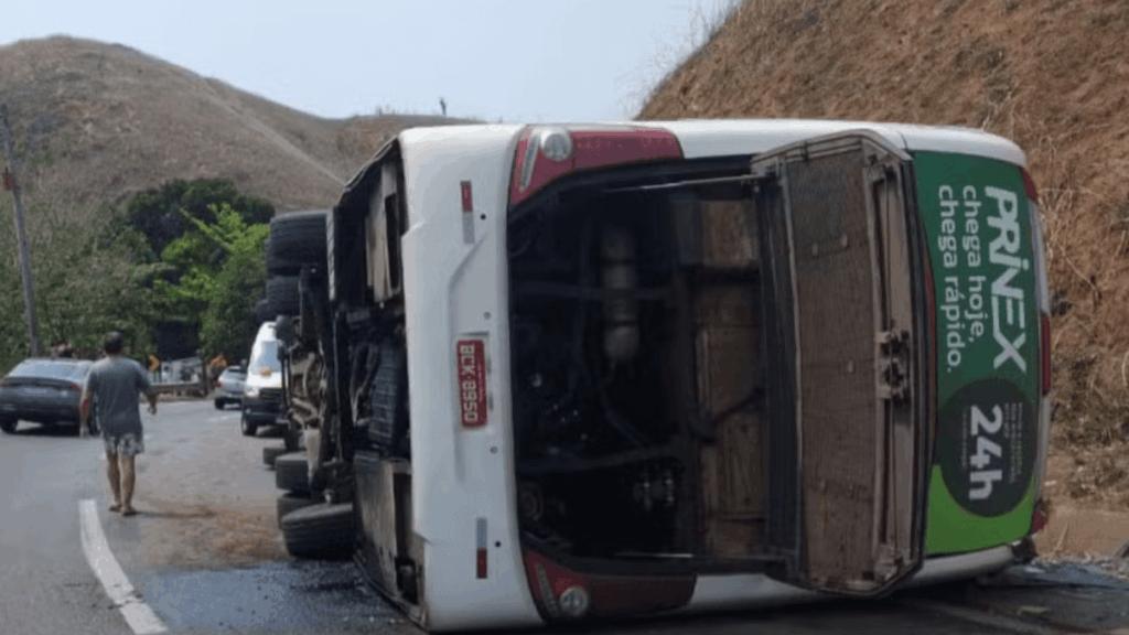 Triste acidente na descida da Serra das Araras envolve ônibus com time de futebol americano Coritiba Crocodiles.