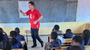 Evaldo José, ex-narrador esportivo, dá aula para crianças refugiadas na Escola Nação Ubuntu, localizada no campo de refugiados Dzaleka, no Malaui.