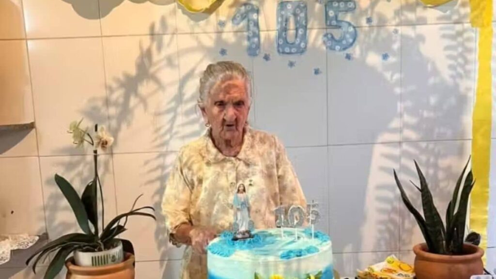 Idosa de 105 anos em seu aniversário.