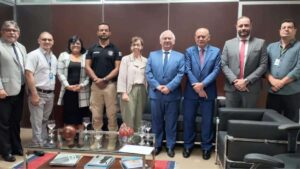 Reunião na Ouvidoria do TRT7 sobre a ressocialização de pessoas presas, com a presença do desembargador Antonio Parente e demais autoridades, discutindo qualificação profissional e políticas de reintegração de ex-detentos ao mercado de trabalho.
