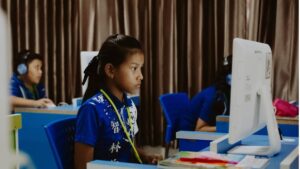 Alunos de escola pública utilizam computadores feitos a partir de TVs box piratas apreendidas, projeto que facilita o acesso à tecnologia na educação.