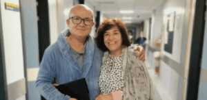 Casal sorri abraçado em corredor de hospital após realizar transplante renal entre incompatíveis com técnica inovadora