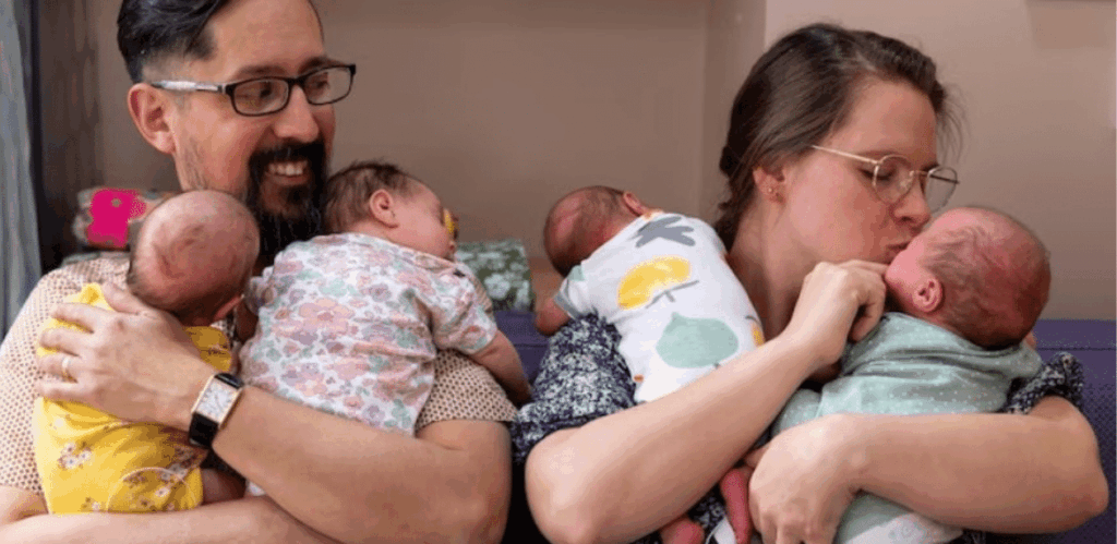 Pais seguram as quadrigêmeas idênticas nos braços após gravidez rara e emocionante nos Estados Unidos.