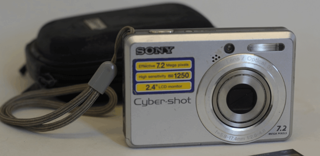Câmera digital dos anos 2000 modelo Sony Cyber-shot, popular entre jovens da geração Z pela estética retrô e estilo nostálgico.
