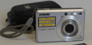 Câmera digital dos anos 2000 modelo Sony Cyber-shot, popular entre jovens da geração Z pela estética retrô e estilo nostálgico.