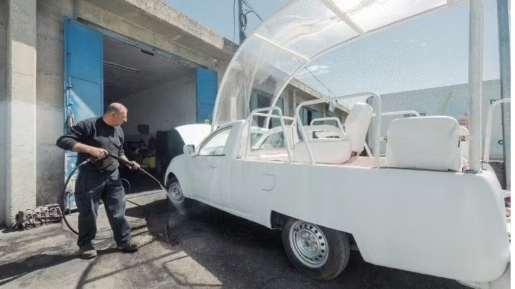 Papamóvel de Francisco sendo preparado para missão humanitária em Gaza