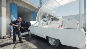 Papamóvel de Francisco sendo preparado para missão humanitária em Gaza