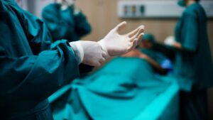 SUS bate recorde de transplantes. Médico se preparando para iniciar uma cirurgia.
