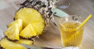 Xarope caseiro para tosse feito com casca de abacaxi natural