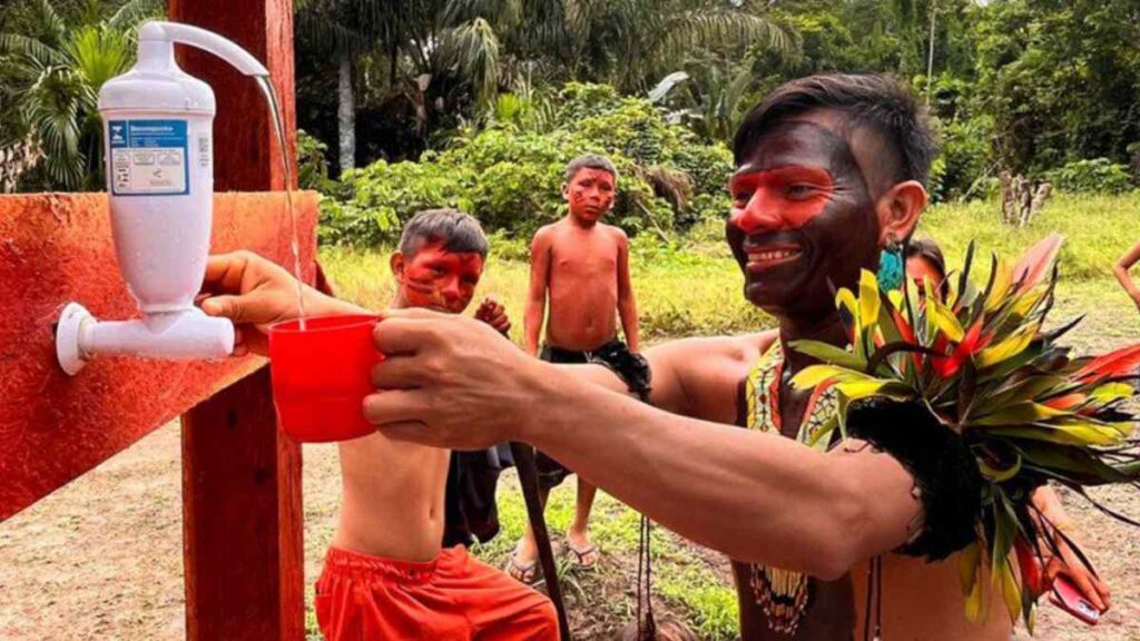 Sistemas comunitários de água potável instalados em aldeia Yanomami com energia solar e filtros naturais.