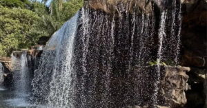 cachoeira sustentável construída com material reciclado em Magé